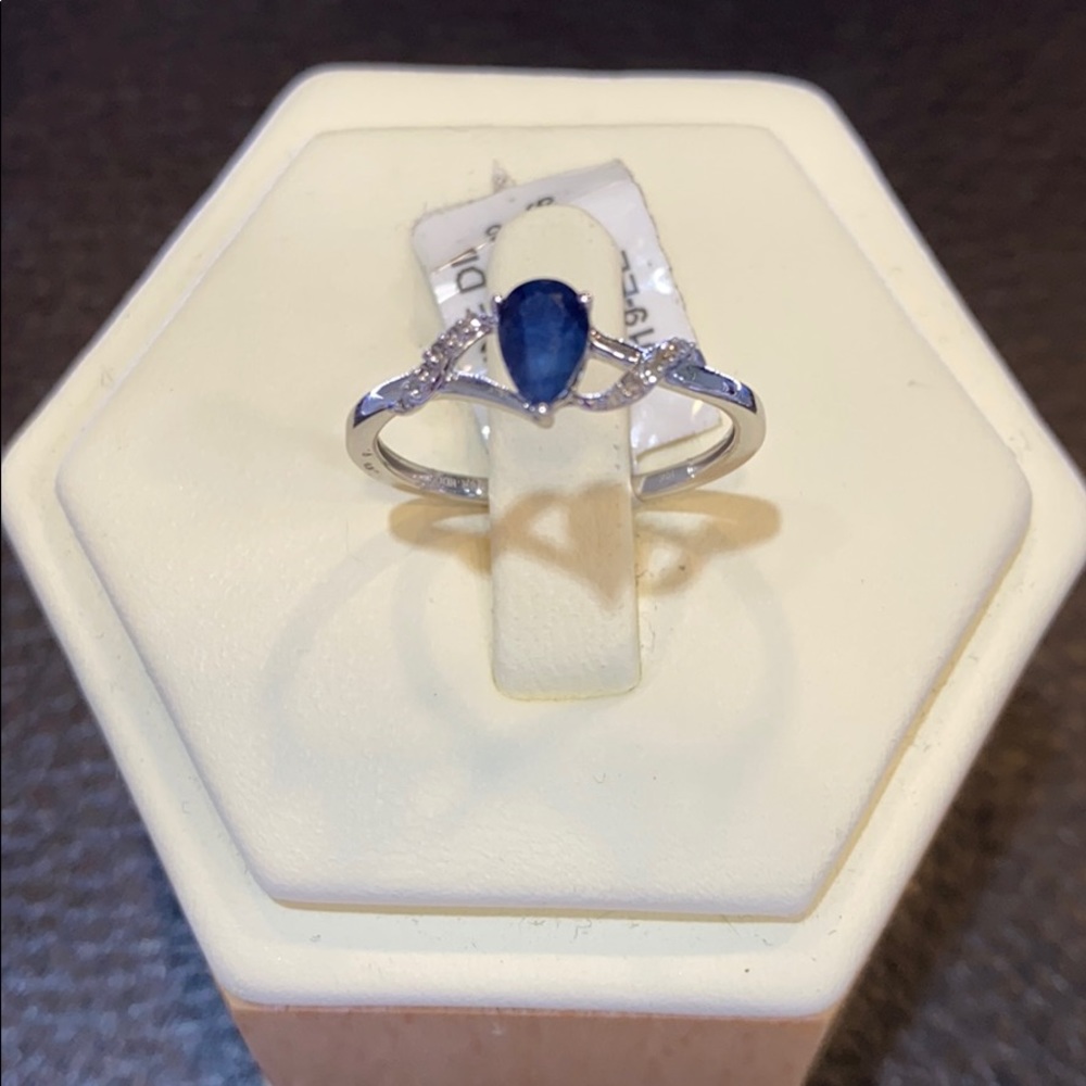 Sapphire ring set in 10kt gold